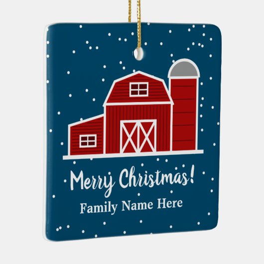 雪の中の赤い納屋のファームハウスカスタムクリスマス セラミックオーナメント (右)