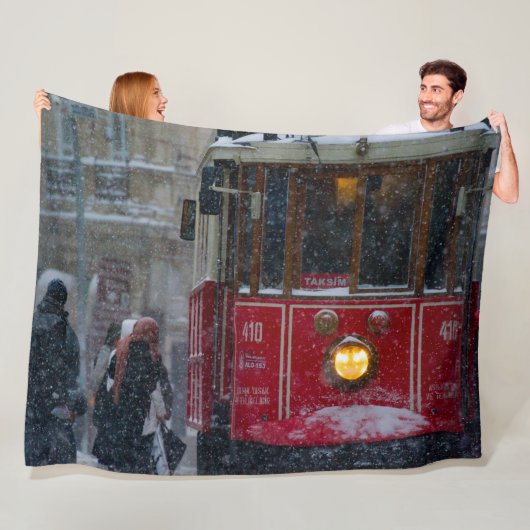 雪の中の路面電車 フリースブランケット (インサイチュ)