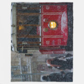雪の中の路面電車 フリースブランケット (正面)