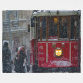 雪の中の路面電車 フリースブランケット (正面(横))