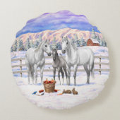雪の中の農場の白いリンゴの灰色の四分の馬 ラウンドクッション (裏面)