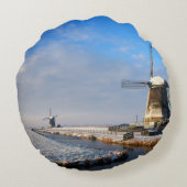 雪の中の風車、冬のオランダ ラウンドクッション (裏面)