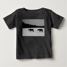 雪の中の馬 icm ベビーTシャツ