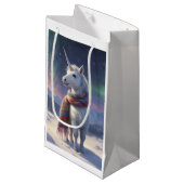 雪の中の魔法のユニコーン – ノーザンライト スモールペーパーバッグ (正面アングル)