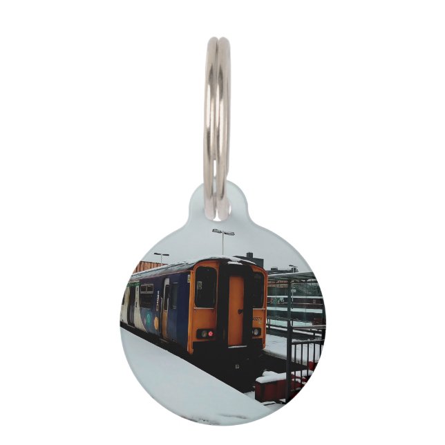 雪の中の黄色と青の列車 ペット　ネームタグ (裏面)