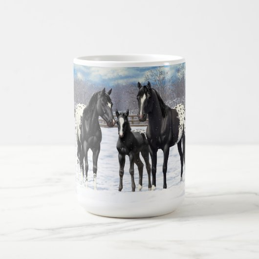 雪の中の黒いアパルーサの馬 コーヒーマグカップ (中央)