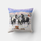 雪の中の黒いピント絵を描4分の1馬 クッション (裏面)