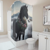 雪の中の黒い馬とクリスマスリース シャワーカーテン (インサイチュ)