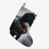 雪の中の黒い馬とクリスマスリース スモールクリスマスストッキング (正面 (吊り時))