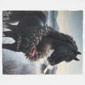 雪の中の黒い馬とクリスマスリース フリースブランケット (正面(横))