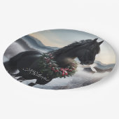 雪の中の黒い馬とクリスマスリース ペーパープレート (アングル)