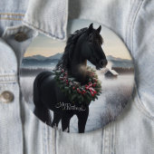 雪の中の黒い馬とクリスマスリース 缶バッジ (インサイチュ)