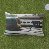 雪の中の2本の列車 アウトドアクッション (芝生)