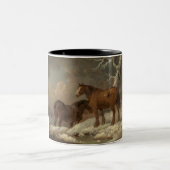 雪の中の2頭の馬(冬のシーン) ツートーンマグカップ (中央)
