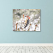 雪の中の20x16赤い背の高い木ペッカー キャンバスプリント (インサイチュ (ウッドフロア))