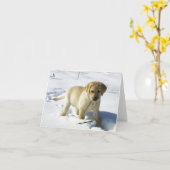 雪の中のLRの黄色のラブラドール・レトリバーの子犬 カード (黄色い花)