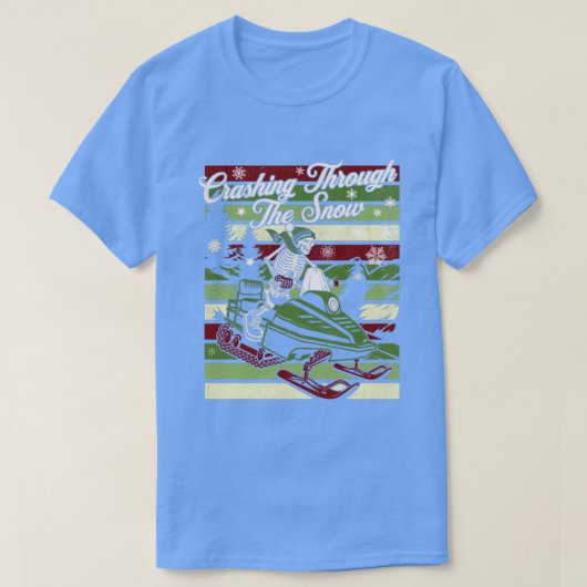 雪の中をクラッシュするレトロスノーモービルの串 Tシャツ (デザイン正面)