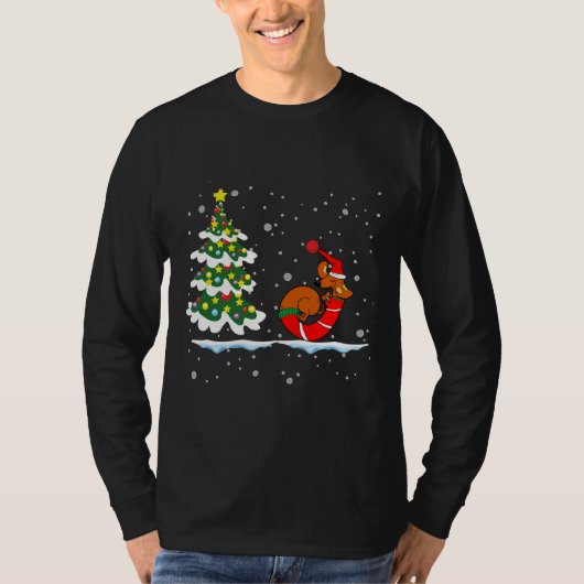雪の中をクリスマスの犬 Tシャツ (正面)