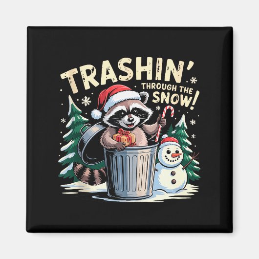 雪の中をゴミ捨てする クリスマスの楽しいアライグマ H マグネット (正面)