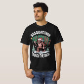 雪の中をサスクォッチが歩く Tシャツ (正面フル)