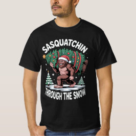 雪の中をサスクォッチが歩く Tシャツ