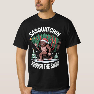 雪の中をサスクォッチが歩く Tシャツ