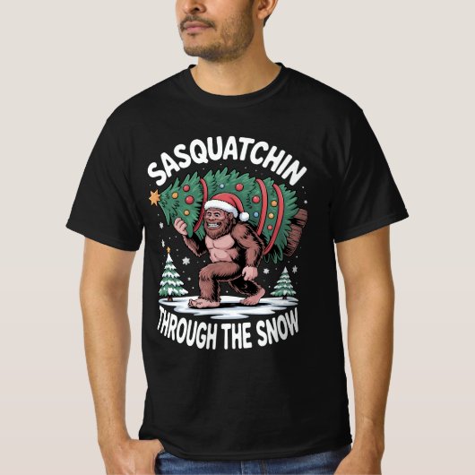 雪の中をサスクォッチが歩く Tシャツ (正面)