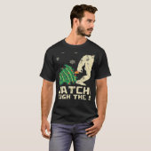 雪の中をスクルチングイエティのクリスマス Tシャツ (正面フル)