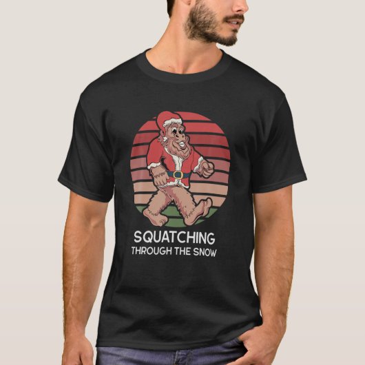 雪の中をスクワットおもしろいサスカッチキリスト Tシャツ (正面)