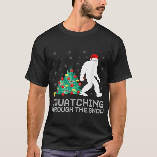 雪の中をスクワット – Bigfoot Christmas Sa Tシャツ (正面)