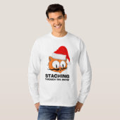 雪の中をスタッチングする ヒゲ ユーモア 猫 Tシャツ (正面フル)