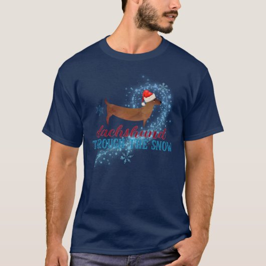 雪の中をダシュント通るサンタドッグのクリスマス Tシャツ (正面)
