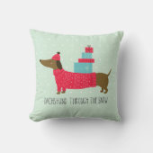 雪の中をダックスシュントかわいいクリスマス犬のおもしろい クッション (正面)