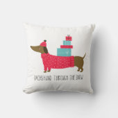 雪の中をダックスシュントかわいいクリスマス犬のおもしろい クッション (正面)