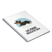 雪の中をダッシュするダックスフンドのクリスマスジョーク ノートブック (右側)