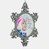 雪の中をダッシュクリスマスホリデーフォト スノーフレークピューターオーナメント (左)