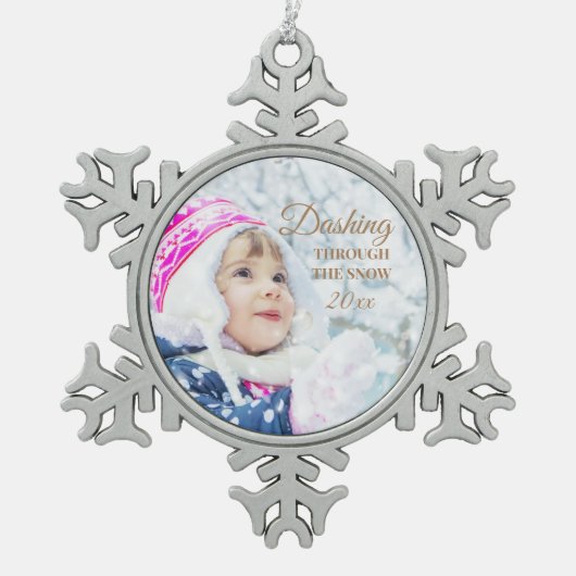 雪の中をダッシュクリスマスホリデーフォト スノーフレークピューターオーナメント (正面)