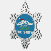 雪の中を歩き回るおもしろいクリスマス スノーフレークピューターオーナメント (右)