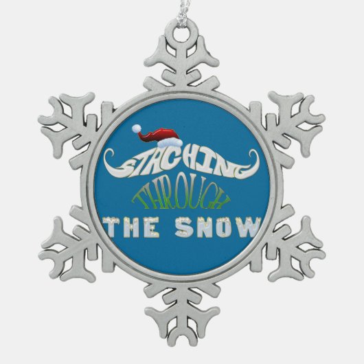 雪の中を歩き回るおもしろいクリスマス スノーフレークピューターオーナメント (正面)