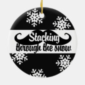 雪の中を歩き回ること セラミックオーナメント (裏面)