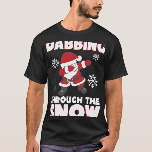 雪の中を歩き回る可愛いサンタティー Tシャツ (正面)