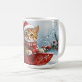 雪の中を歩くアビシニアン猫 コーヒーマグカップ (正面右)