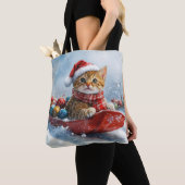 雪の中を歩くアビシニアン猫 トートバッグ (クローズアップ)