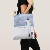 雪の中を歩く女性のエルフ トートバッグ (クローズアップ)