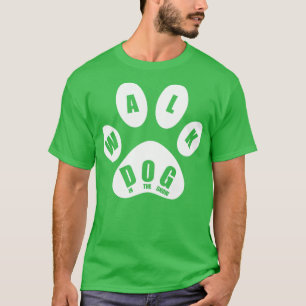 雪の中を歩く犬 Tシャツ