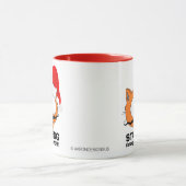 雪の中を歩く！口ひげユーモア猫 マグカップ (中央)