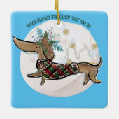 雪の中を男の子がダックシュント セラミックオーナメント (正面)