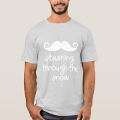 雪の中を突き刺す!口ひげおもしろいのユーモア Tシャツ (正面)