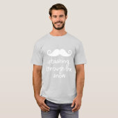 雪の中を突き刺す!口ひげおもしろいのユーモア Tシャツ (正面フル)