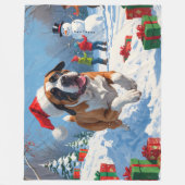 雪の中を走るカネ・コルソ（クリスマス帽をかぶって） フリースブランケット (正面)